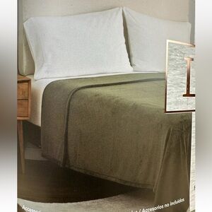 Berkshire Blanket King Size Green Luxe Loft 112 x 92 Soft Cozy New in package